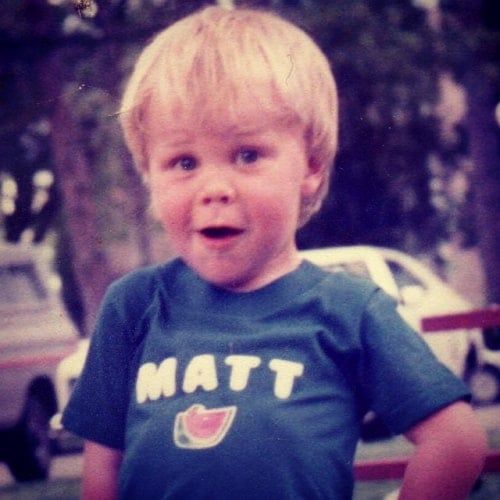 Matt erschlägt Kindheitsfoto